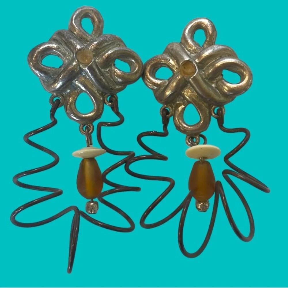 SILVER SCROLL WIRE‎ TWIST PIERCED EARRING WITH CREAM WHITE BEADES IN THE MIDDLE